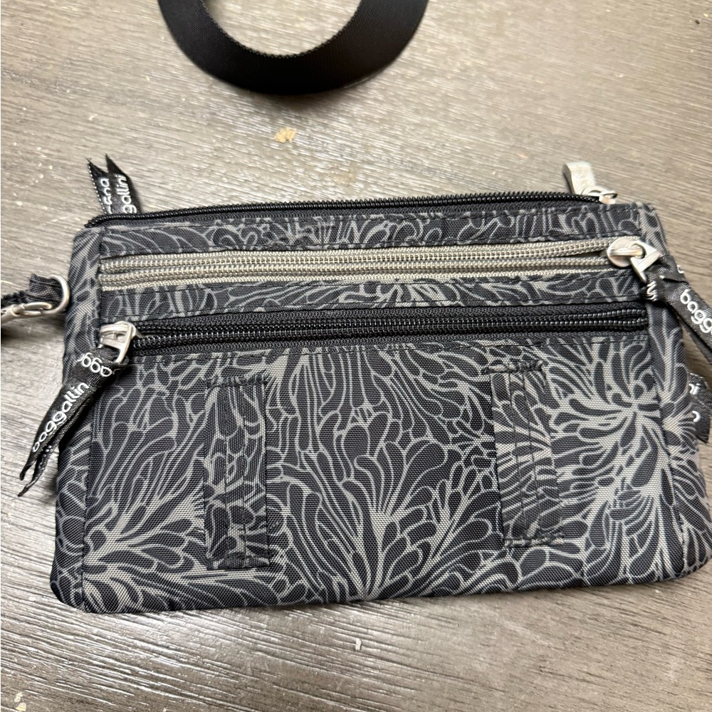 Baggallini Black and Gray Floral Crossbody Bag and Wristlet set - Picture 5 of 6